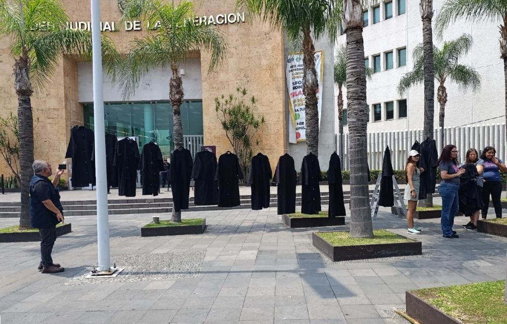 Cuelgan togas en Morelos por elección judicial