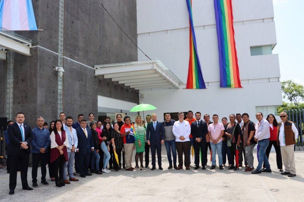 La FGE de Morelos colocó banderas de la diversidad en sus sedes.