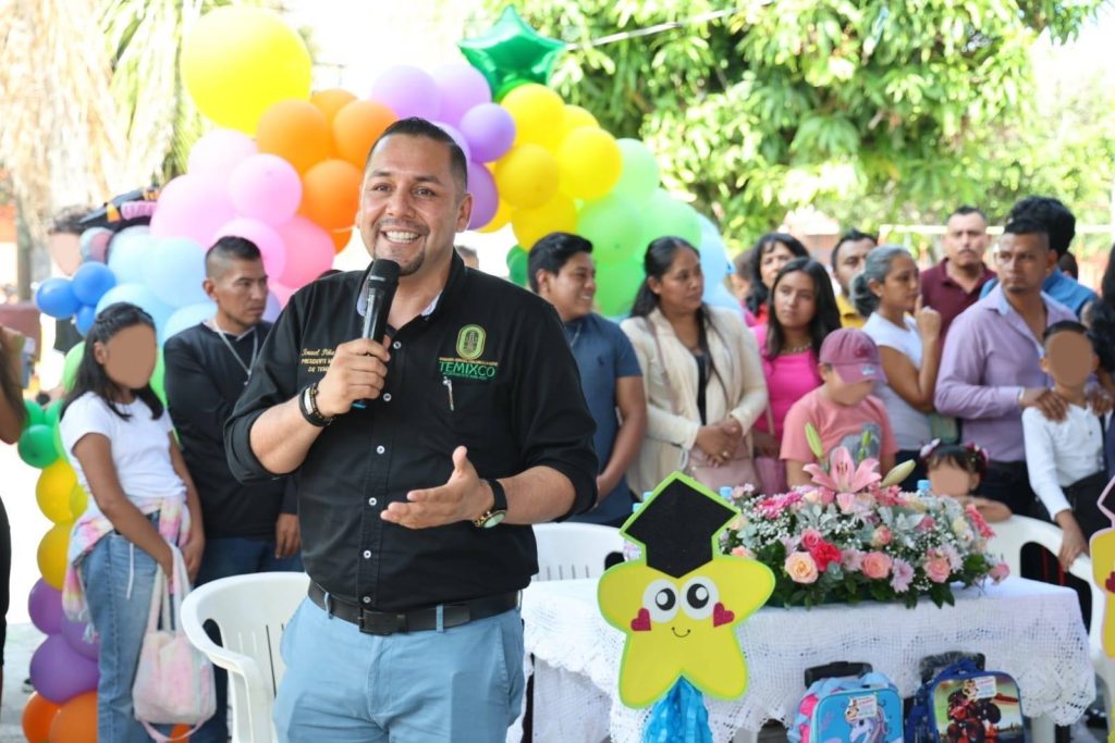 El alcalde Israel Piña y la presidenta del DIF Temixco, Anahí Negrete, encabezaron festejos de fin de cursos en los CAIC.