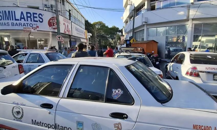 Taxistas amagan con suspender pago del refrendo 2025