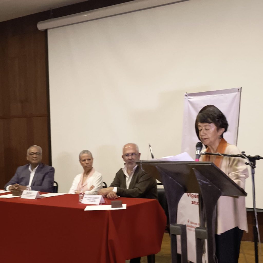 Entregan medalla al mérito fotográfico