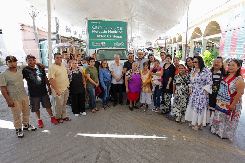 Zacatepec entrega camioneta a carniceros