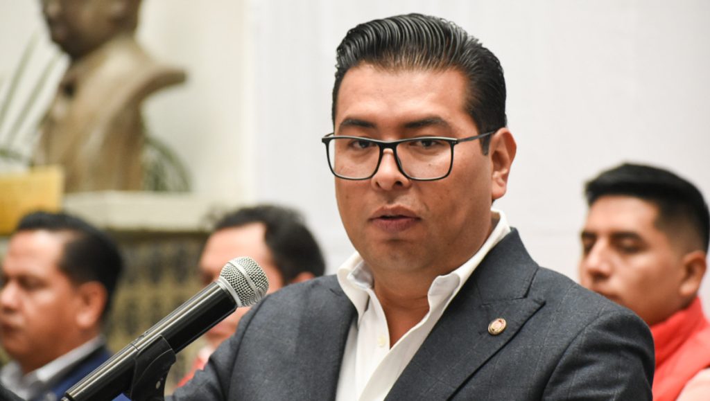 Renuncia Néstor Camarillo y PRI en el senado enfrenta retos