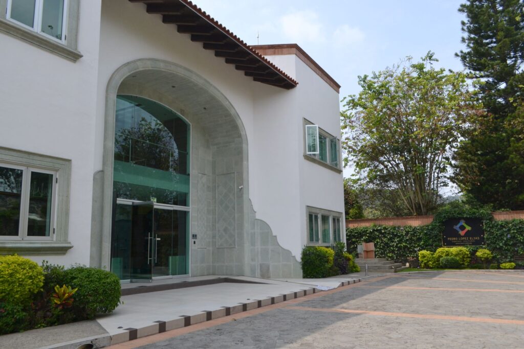 Aseguran lujosa propiedad en Tepoztlán por desvío de dinero