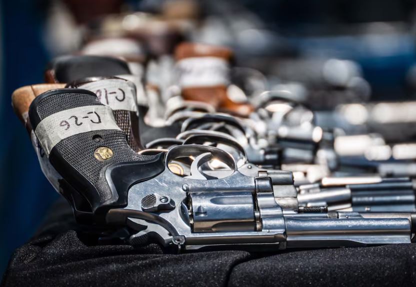 México y EU detener tráfico de armas