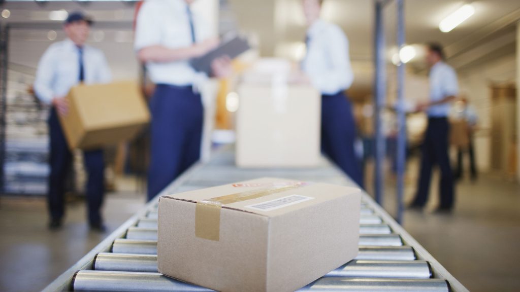 Envíos postales a Estados Unidos caen más del 80%