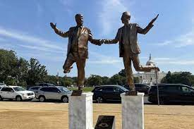 Retiran estatua de Trump y Epstein en Washington