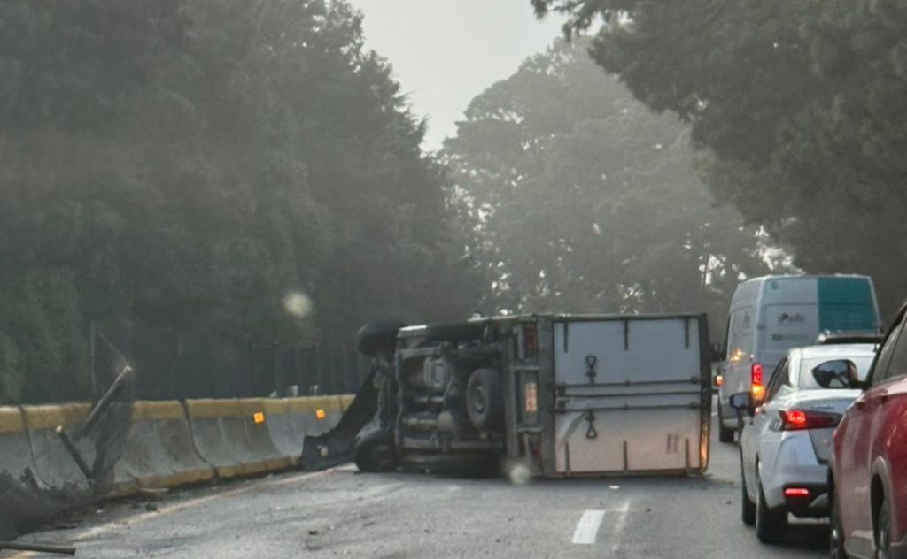 Accidente de camión en autopista México-Cuernavaca