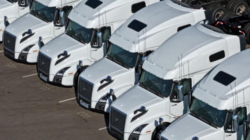 Trump anuncia arancel del 25% a camiones