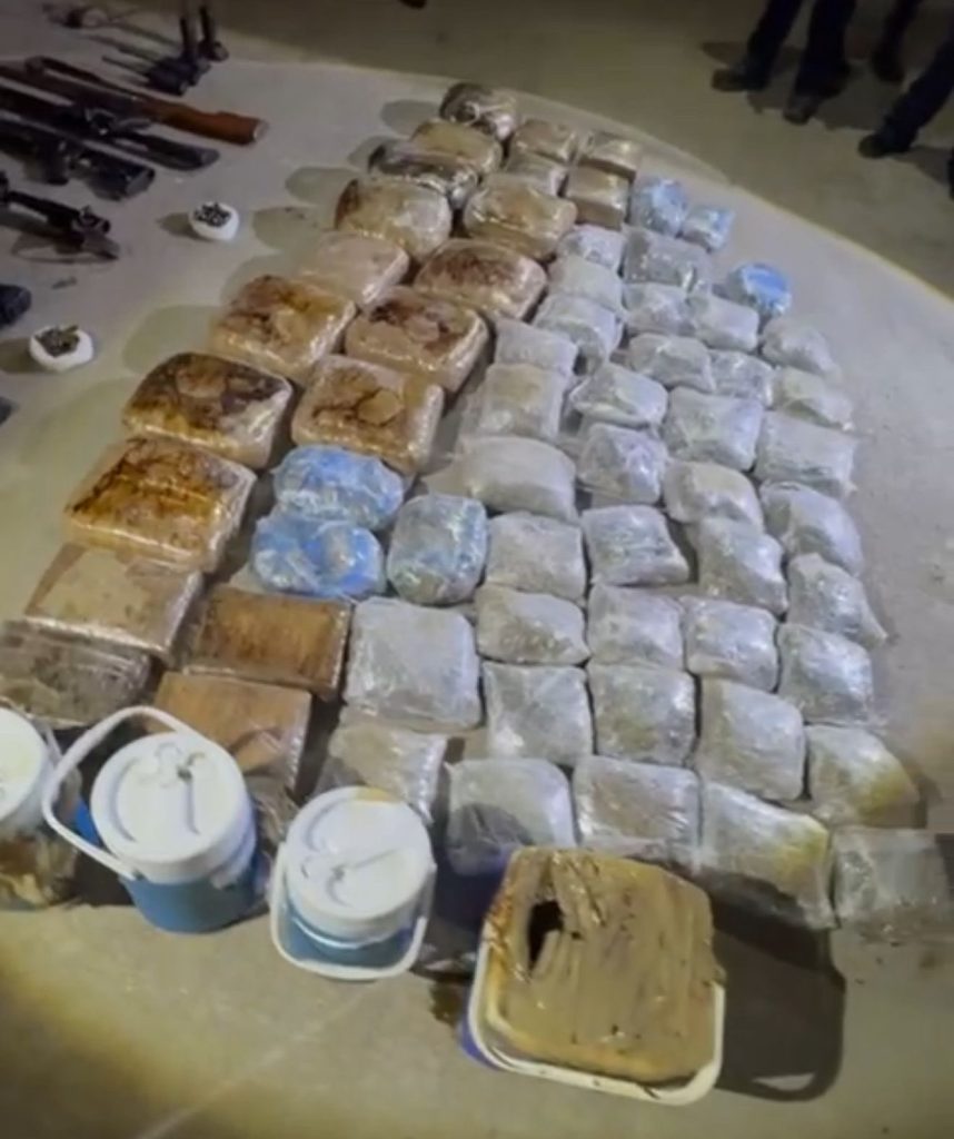 Aseguran armas y droga en Jonacatepec