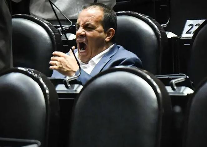 Cuauhtémoc Blanco juega durante sesión