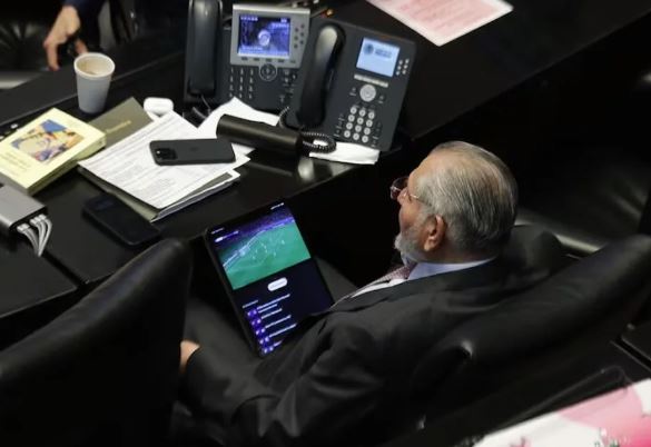 Adán Augusto mira partido durante comparecencia