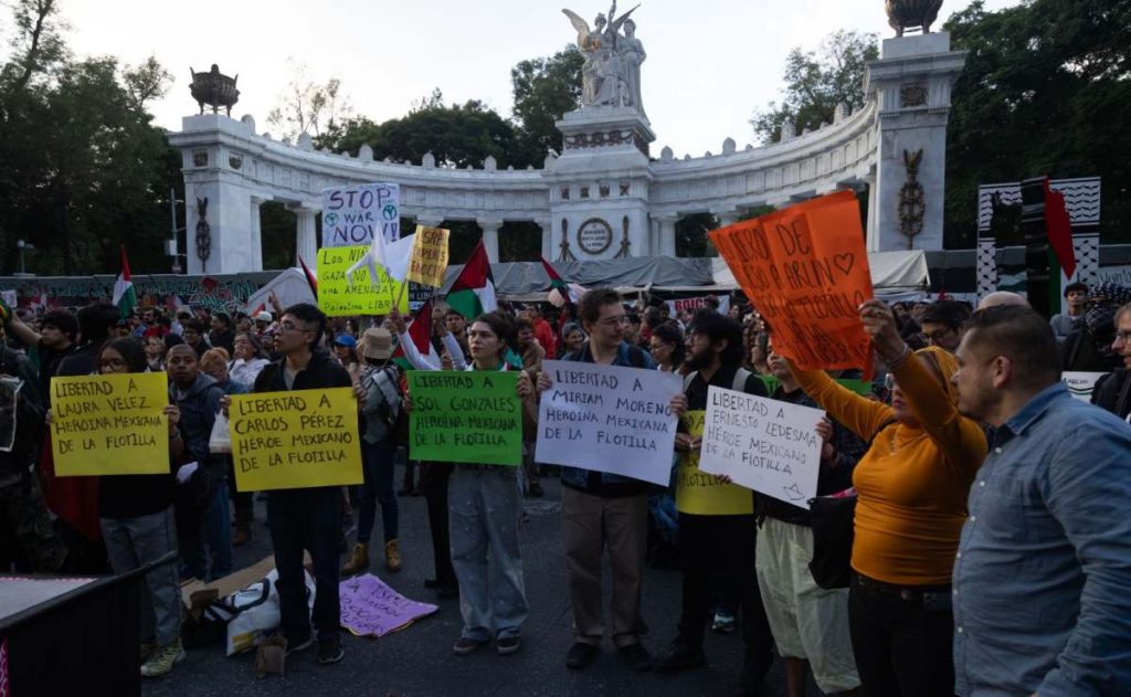 Manifestantes en CDMX por detención de mexicanos