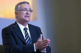 Ricardo Salinas recibe multa
