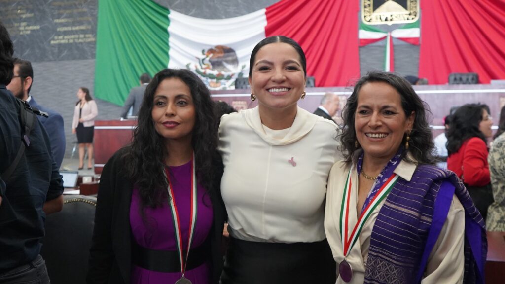 Congreso entrega presea Xochiquetzalli