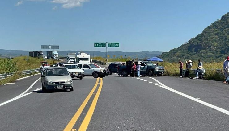 Morelenses bloquean autopista