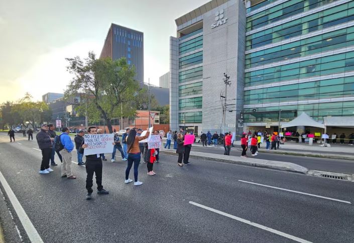 Trabajadores del SAT bloquean Reforma