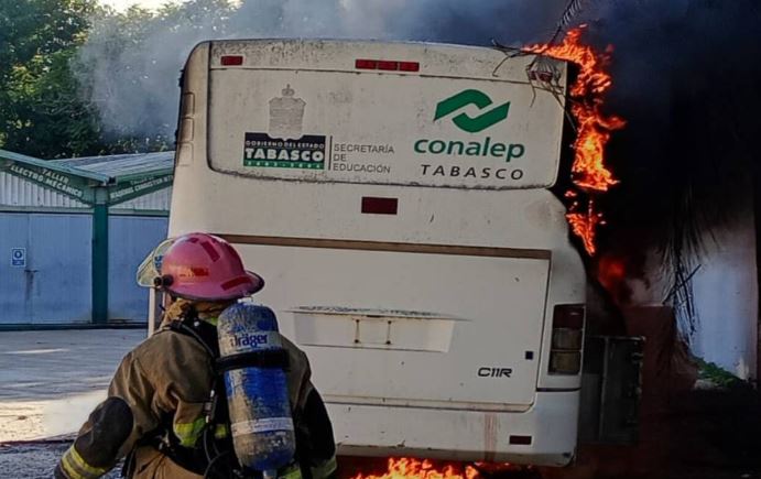 Alumnos Conalep queman autobús