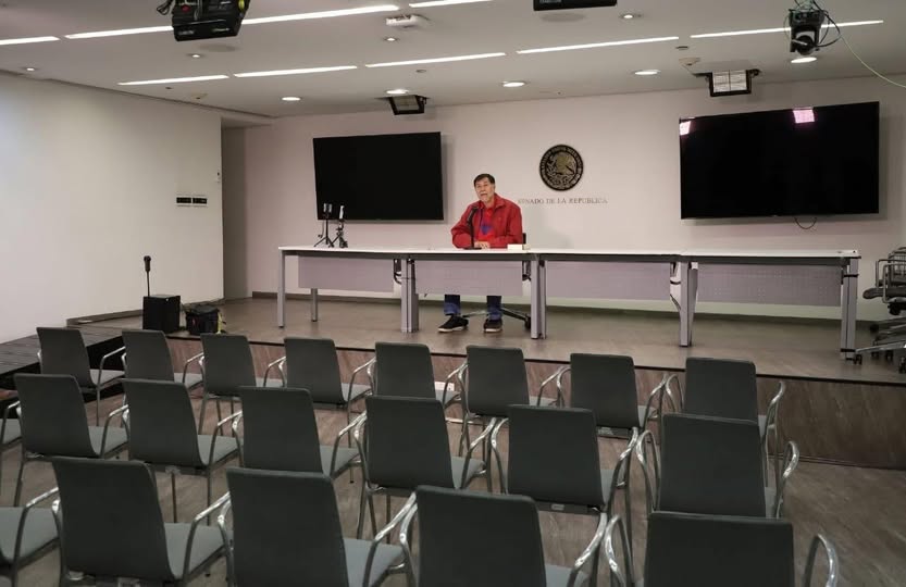 Noroña da conferencia y nadie asiste