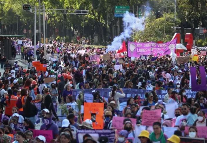 Marcha 25 N moviliza a miles