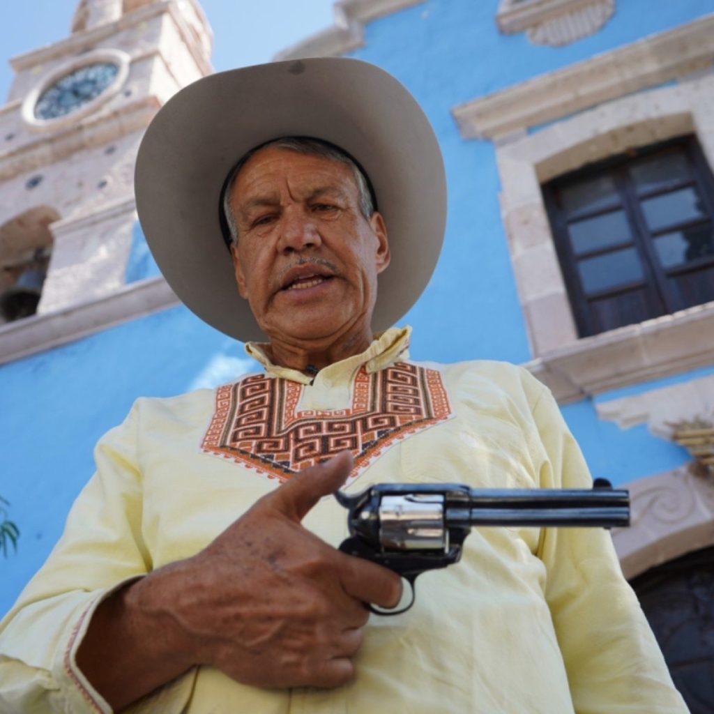 Padre pistolas contra gobernadora