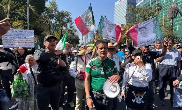 Manifestantes bloquean centro