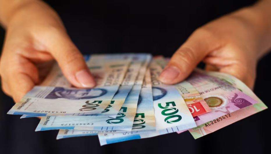 Pensionados del ISSSTE reciben aguinaldo