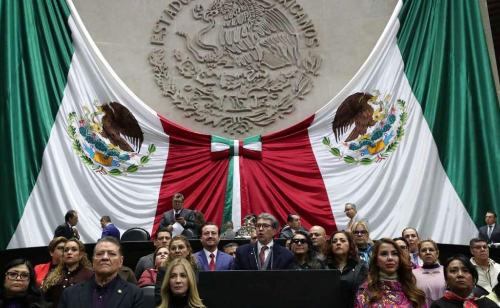 Morena entrega computadoras y cheques