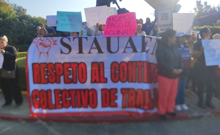 Jubilados del STAUAEM exigen aguinaldos