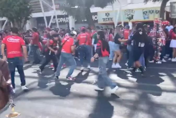 Riña entre barras del Irapuato vs Chivas