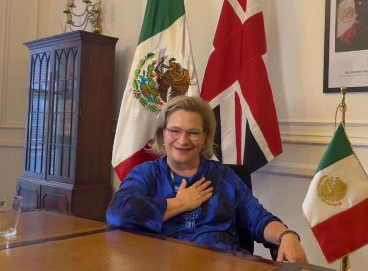 Sale Josefa González de embajada