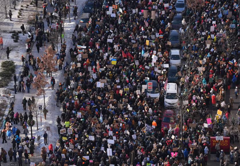 Manifestantes protestan en Mineápolis